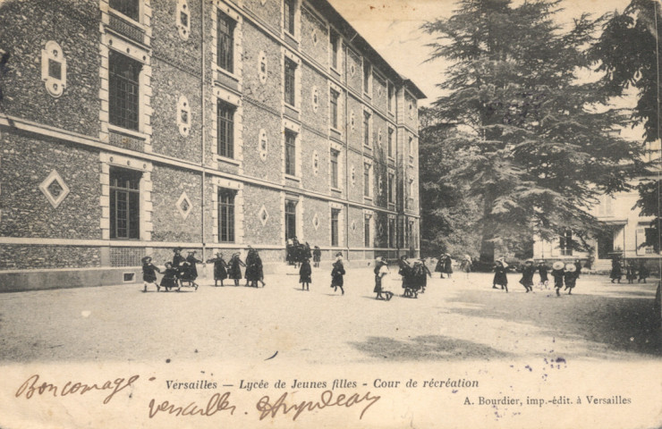 Versailles - Lycée de Jeunes filles - Cour de récréation. A. Bourdier, impr.-édit., Versailles