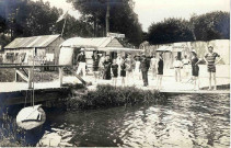 [Centre de loisirs avec des personnes en tenue de bain, un plan d'eau et voilier].ParisR. Guillemot. Boespflug et Cie