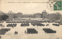 Versailles - Le Palais - La Place d'Armes - Les Troupes de garnison un jour de revue. E.L.D.