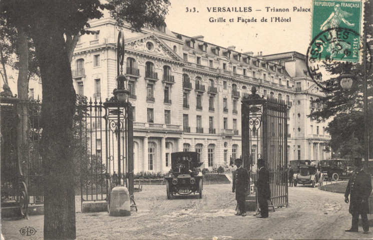 Versailles - Trianon Palace - Grille et façade de l'Hôtel. E.L.D.