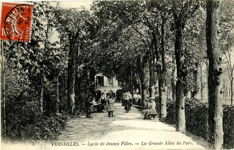 Versailles - Lycée de jeunes filles - La grande allée du parc.