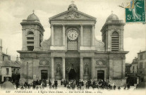 Versailles - L'Église Notre-Dame - Une sortie de messe. L.L.