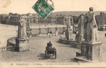 Versailles - Le Château - La Cour et la Caserne du Génie. L.L.