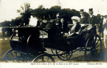 Les journées italiennes (14-18 octobre 1903) - Visite au parc de Versailles, départ de la voiture de S.M. la Reine et de Mme Loubet. Établissements photographiques de Neurdein Frères, Paris