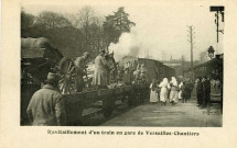 Ravitaillement d'un train en gare de Versailles-Chantiers. Impr. Edia, Versailles