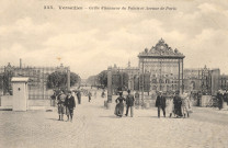 Versailles - Grille d'honneur du Palais et Avenue de Paris.