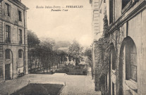 École Jules-Ferry - Versailles - Première cour. J.David et E.Vallois, phot-édit., 90 rue de Rennes, Paris