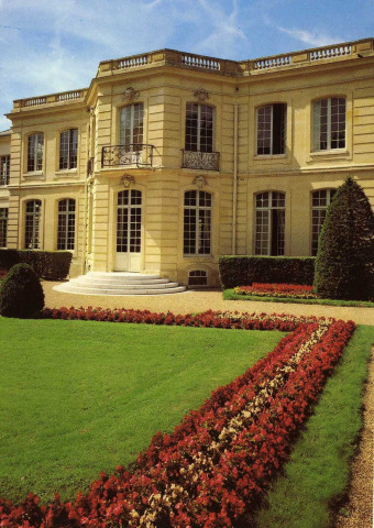 Hôtel de Madame du Barry - L'hôtel particulier vu du jardin. Éditions d'Art Lys, Versailles