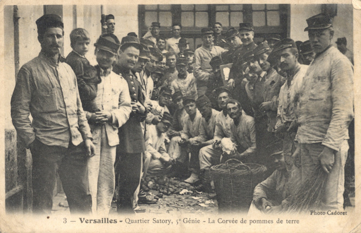 Versailles - Quartier Satory, 5e Génie - La corvée de pommes de terre. Photo Cadoret