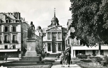 Versailles - Place Hoche. Éditions du Globe, Paris