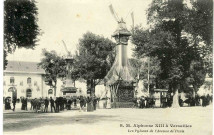 S.M. Alphonse XIII à Versailles. Les pylônes de l'avenue de Paris.VersaillesA. Bourdier, imp. - édit.