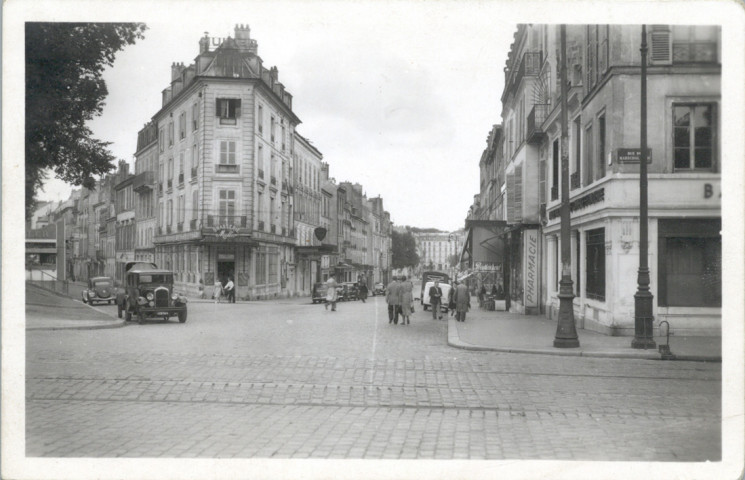 Versailles - La Brasserie Muller. La rue Carnot. Au fond, l'Hôtel des Réservoirs. Éditions O.P., Paris