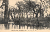 Versailles - Le lac dans le parc de l'école Jules-Ferry. Collection M.T.