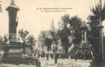S. M. Alphonse XIII à Versailles - Les Pylônes et l'Hôtel de Ville. A. Bourdier, impr.-édit., Versailles