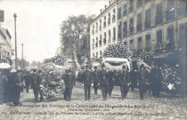 Funérailles des victimes de la Catastrophe du Dirigeable "La République" - Versailles, 28 Septembre 1909 - Les Couronnes : à gauche, celle du Président du Conseil ; à droite, celle du Ministre de la Guerre. ND Phot.