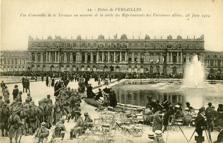 Palais de Versailles - Vue d'ensemble de la Terrasse au moment de la sortie des Représentants des Puissances alliées, 28 juin 1919. Mme Moreau, édit., Versailles