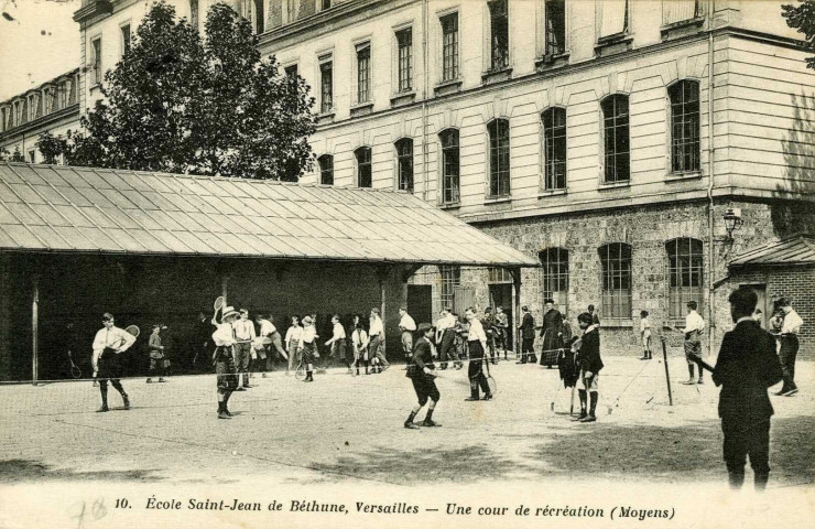 Versailles - École Saint-Jean-de-Béthune - Une cour de récréation (moyens). Héliotypie A. Bourdier , Versailles
