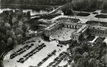En avion, sur Versailles (pilote-opérateur R. Henrard). Le palais du grand Trianon et, à gauche le petit canal. André Leconte, 38 rue Sainte-Croix de la Bretonnerie, Paris