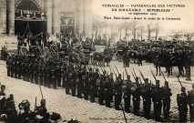 Versailles - Funérailles des victimes du dirigeable " La République " - 28 septembre 1909 - Place Saint-Louis - Avant la sortie de la Cérémonie. Collection des Galeries Modernes