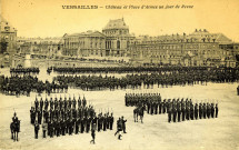 Versailles - Château et Place d'Armes un jour de revue. Mme Moreau, édit., Versailles