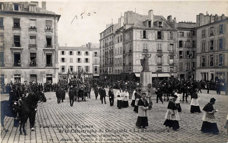 Funérailles des victimes de la catastrophe du dirigeable "La République (Versailles, 28 septembre 1909) - Arrivée du cortège à la Cathédrale. N.D. photo