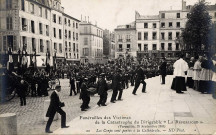 Funérailles des victimes de la catastrophe du dirigeable "La République" (Versailles, 28 septembre 1909) - Les corps sont portés à la Cathédrale. N.D. photo