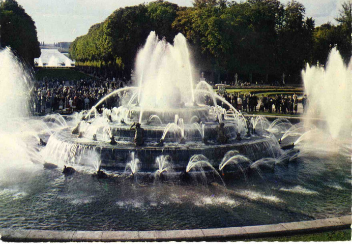 Versailles (Yvelines). Les Grandes Eaux du bassin Latone.The fountain display at the pond of Latona.. Die grossen wasserpiele des latonabeckens.11 bis rue ColbertEdit. d'Art A.P.