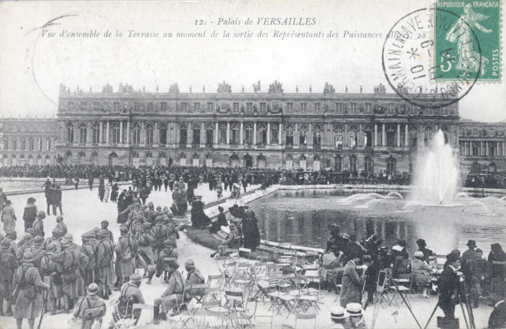 Palais de Versailles - Vue d'ensemble de la Terrasse au moment de la sortie des Représentants des Puissances alliées. Mme Moreau, édit., Versailles