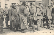Guerre de 1914 - Groupe de prisonniers allemands de passage à Versailles. A.Richard, 81 Faubourg du Temple