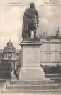 Versailles - Statue du Général Hoche. Mme Moreau, édit., Versailles