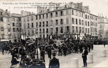 Funérailles des victimes de la catastrophe du dirigeable "La République" (Versailles, 28 septembre 1909) - Arrivée des corbillards sur le parvis de la Cathédrale. N.D. photo