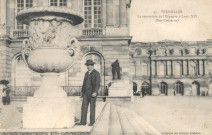 Versailles - La réparation de l'Espagne à Louis XIV (par Coysevox). Collection des Galeries Modernes