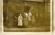 [Au dos : Epicerie, Fruiterie; Famille Lapelle-Roze, 19 du Vieux-Versailles,Versailles].