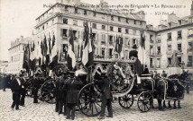 Funérailles des victimes de la catastrophe du dirigeable "La République" (Versailles, 28 septembre 1909) - Les corbillards sur le parvis de la Cathédrale Saint-Louis. N.D. photo