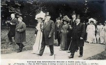 Voyage des Souverains Belges à Paris (juillet 1910). A Versailles. Parc du Petit Trianon, le cortège se rend à la Laiterie et à la Ferme.