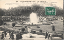 Parc de Versailles - Les Parterres dessinés par Claude Perrault en 1664 - on y descend par des escaliers de marbre blanc. Les grandes eaux du Parc jouent le 1er dimanche de chaque mois de Mai à Octobre de 4 heures 1/2 à 5 heures 1/2. Ch. Barbier concessionnaire éditeur