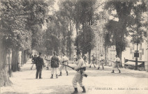 Versailles - Soldats à l'exercice. L.L.