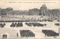 Versailles - Le Palais - Place d'Armes - Les troupes de la garnison un jour de revue. E.L.D.