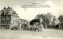 Versailles - Entrée du Château face à la Cour de Marbre. J. M. T.