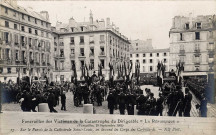 Funérailles des victimes de la catastrophe du dirigeable "La République" (Versailles, 28 septembre 1909) - Sur le parvis de la Cathédrale Saint-Louis, on descend les corps des corbillards. N.D. photo