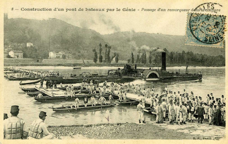 Construction d'un pont de bateaux par le Génie - Passage d'un remorqueur dans la coupure. B.F., Paris