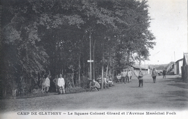 Camp de Glatigny - Le square colonel Girard et l'avenue Maréchal Foch. Imp. Edia, Paris-Versailles