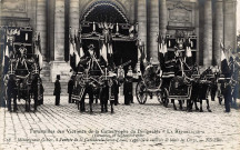 Funérailles des victimes de la catastrophe du dirigeable "La République" (Versailles, 28 septembre 1909) - Monseigneur Gibier, à l'entrée de la Cathédrale Saint-Louis, s'apprête à recevoir et bénir les corps. N.D. photo