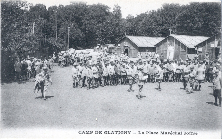 Camp de Glatigny - La place Maréchal Joffre. Imp. Edia, Paris-Versailles
