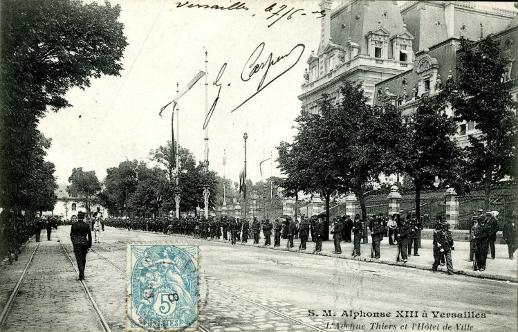 S. M. Alphonse XIII à Versailles. L'avenue Thiers et l'Hôtel de ville. A. Bourdier, imp.-édit., Versailles