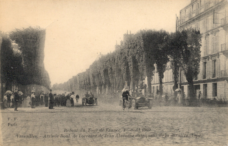 Retour du Tour de France, 1er août 1909 - Versailles - Arrivée Boulevard de Lorraine de Jean Alavoine vainqueur de la dernière étape. F.F., Paris
