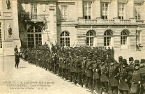 Visite de S. M. Alphonse XIII à Paris - Versailles - Cour d'honneur - Le service d'ordre. C.L.C.