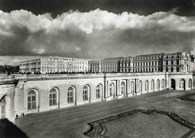 Versailles - Le château. Façade sur le Parc. Corps central et aile sud et Orangerie.