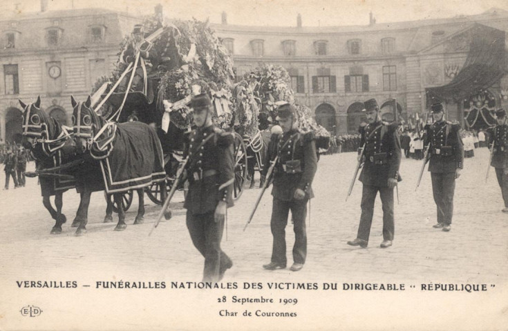 Versailles - Funérailles nationales des victimes du dirigeable "République" - 28 Septembre 1909 - Char de Couronnes. E.L.D.