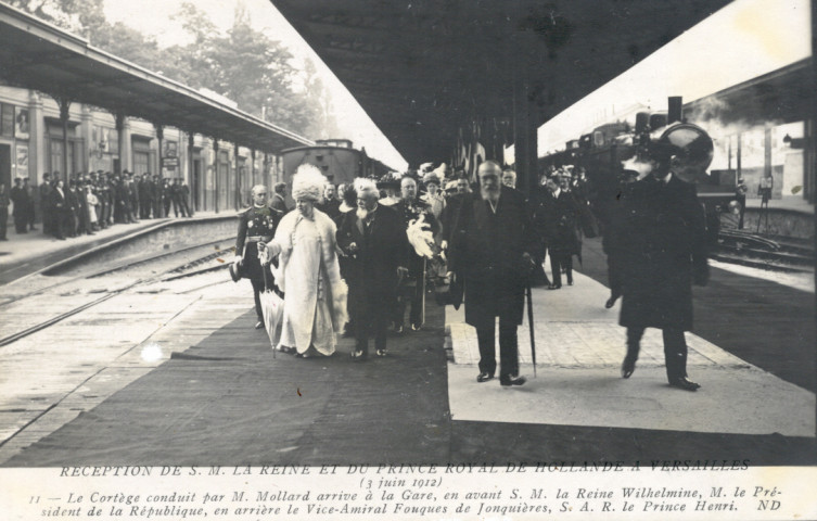 Réception de S. M. la Reine et du Prince Royal de Hollande à Versailles (3 juin 1912) - Le Cortège conduit par M. Mollard arrive à la Gare, en avant S. M. la Reine Wilhelmine, M. le Président de la République, en arrière le Vice-Amiral Fouques de Jonquières, S. A. R. le Prince Henri. N.D.